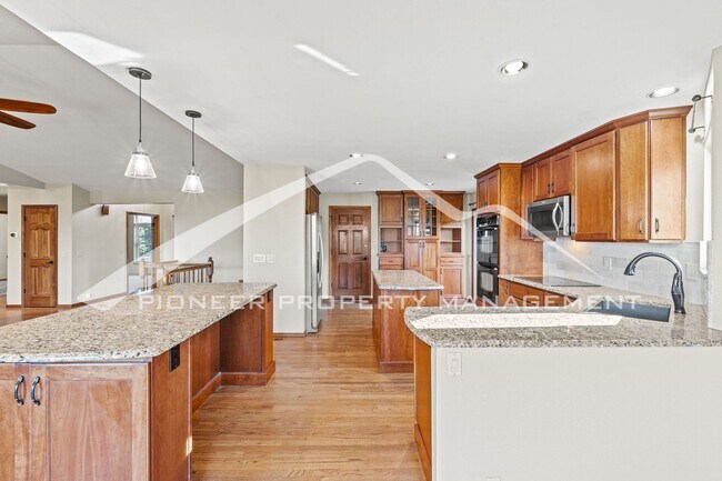 Building Photo - 5 bed/3 bath Main-Level Living with Design...