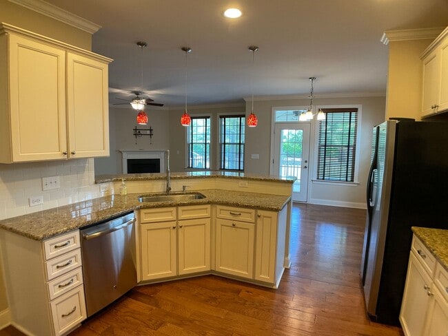 Building Photo - Absolutely Gorgeous and Spacious in Renais...
