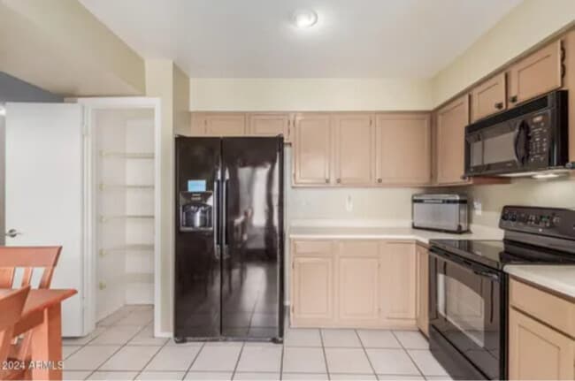 Building Photo - 3211 E Lavey Ln