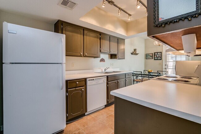 Building Photo - 460 N 64th Pl