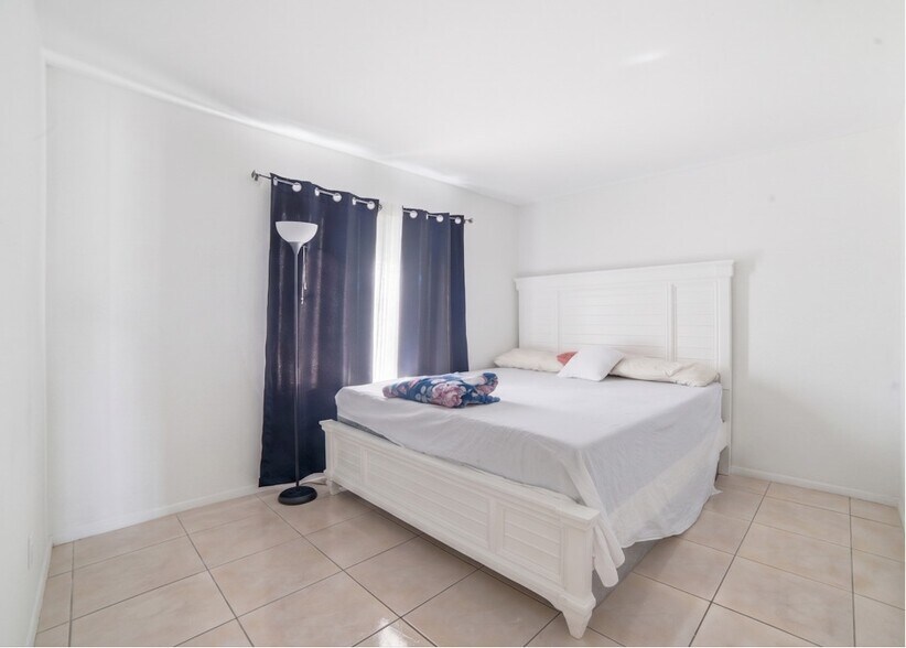 Building Photo - 2 E Las Palmas Way