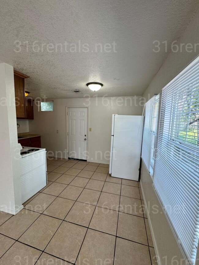 Building Photo - $695- 2 bed 1 bath bi-level apartment with...