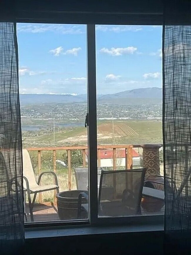 Building Photo - Beautiful country living!