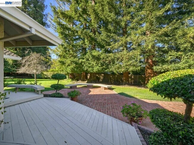 Building Photo - 261 St Paul Dr