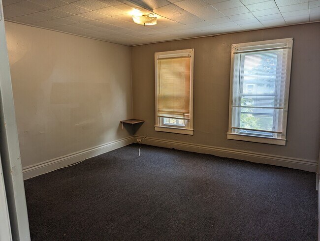 Building Photo - 114 Bartlett St