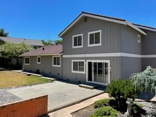Building Photo - -Spacious 4 Bed 2.5 Bath, House, with Hew Hardwood Floors throughout -