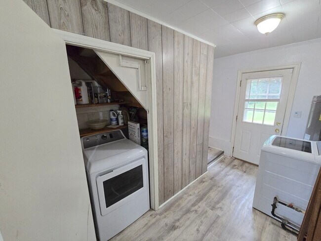 Building Photo - Charming 4-Bedroom Brick Ranch in Virginia...