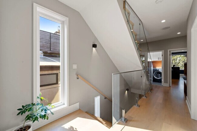 Building Photo - 1307 N Bell Ave