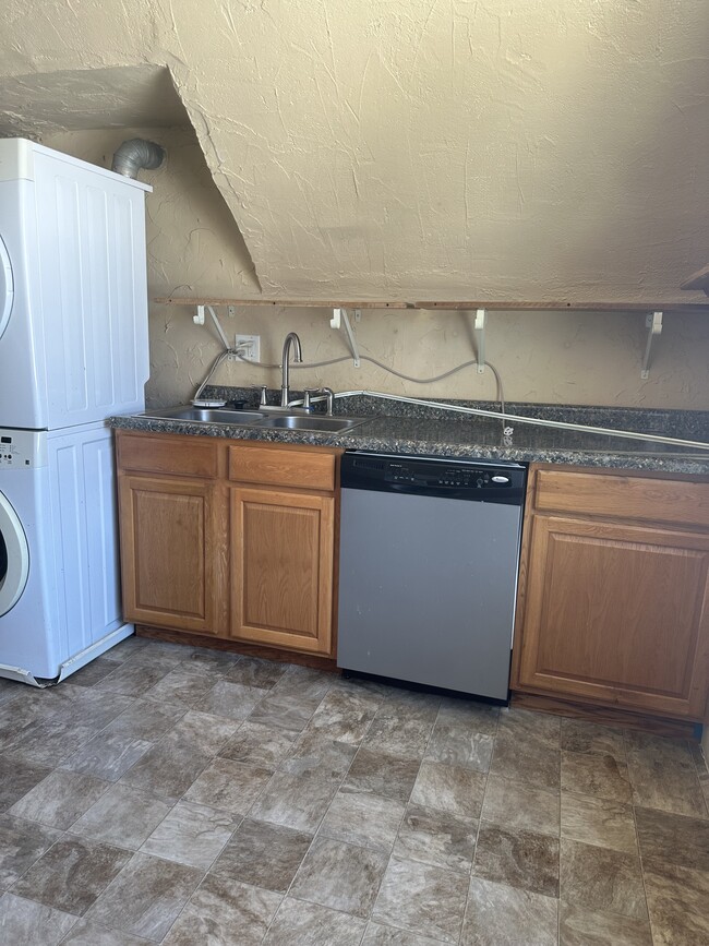 Kitchen Pic 2 - 891 Geranium Ave E