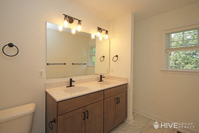 Building Photo - Beautiful End-Unit Townhouse with Pond Vie...