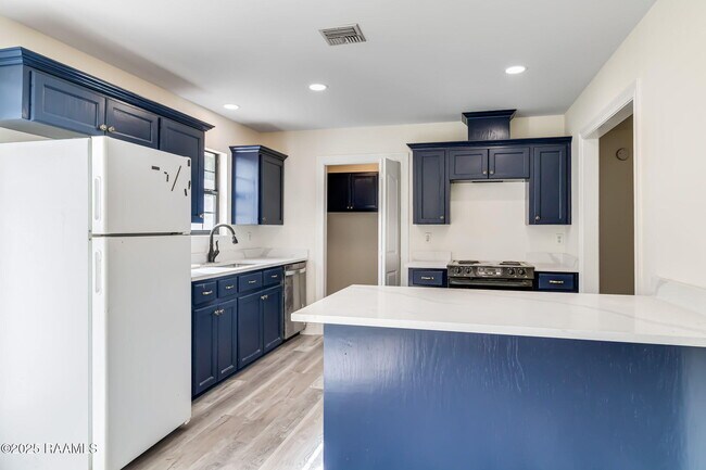 Building Photo - 147 Oak Crest Dr