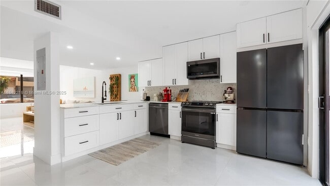 Building Photo - 10011 SW 77th Ct