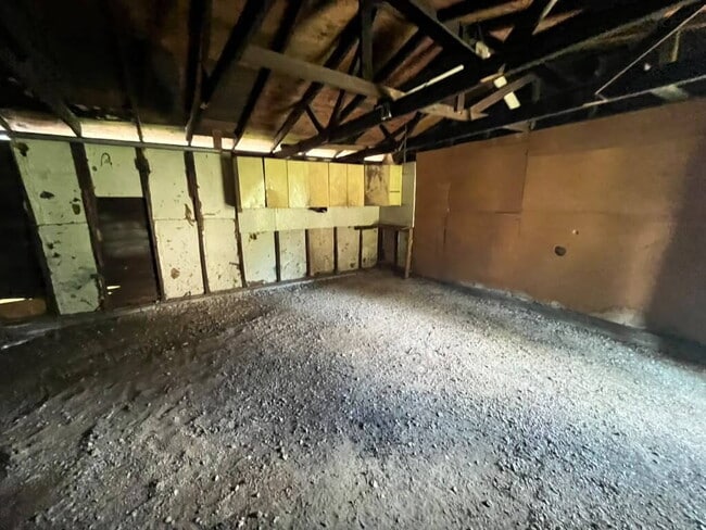 Building Photo - "Charming 2-Bed/ 1 bath 2nd Floor Retreat on Pennsylvania Avenue – with wood floors and a usable ...