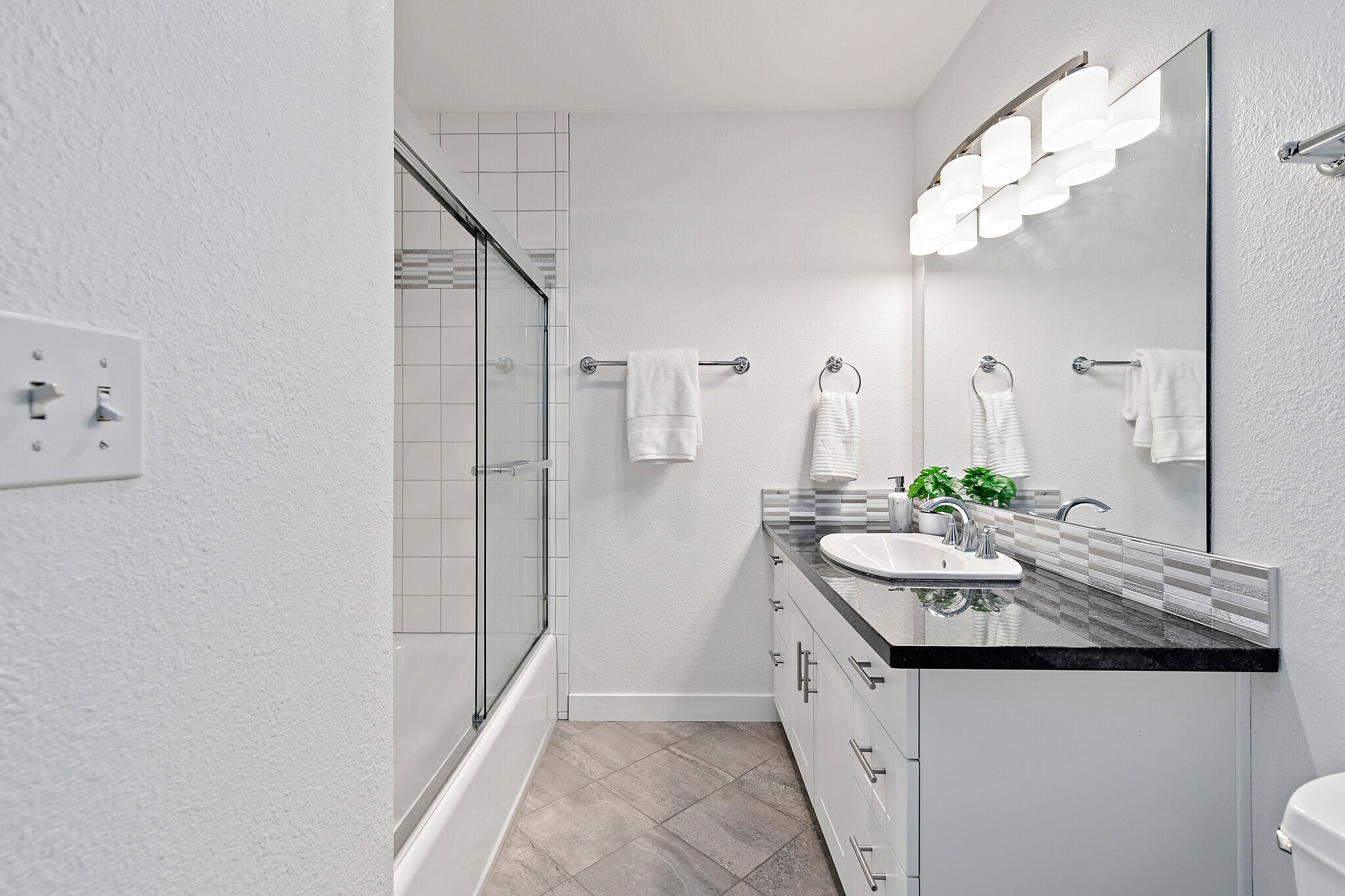 Main bathroom - 10418 Northeast 32nd Place