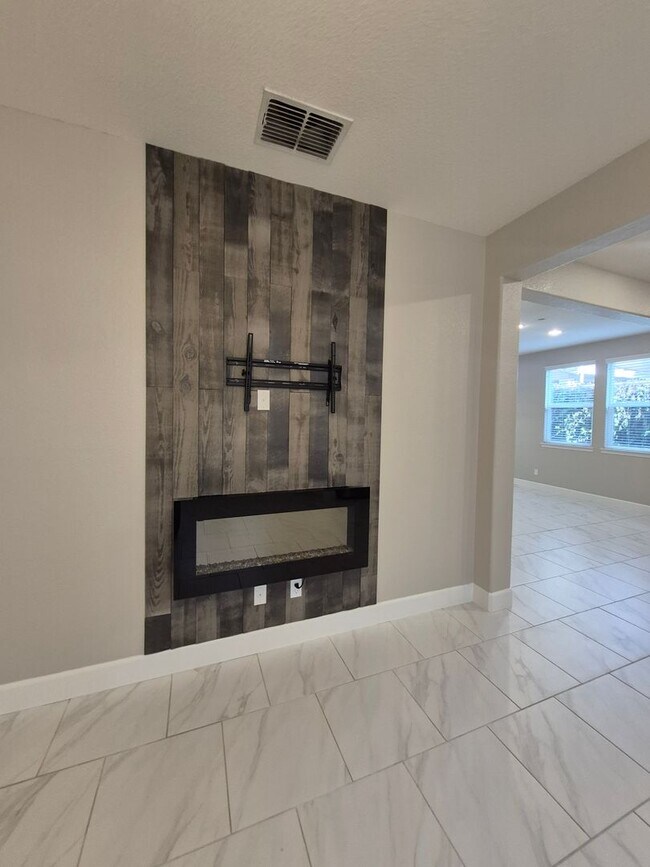 Building Photo - Gorgeous 4bd/2.5ba Two Story Home In Roseville!