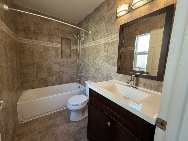 Building Photo - Bright & Updated 2BR Townhome Across from Fremont Park