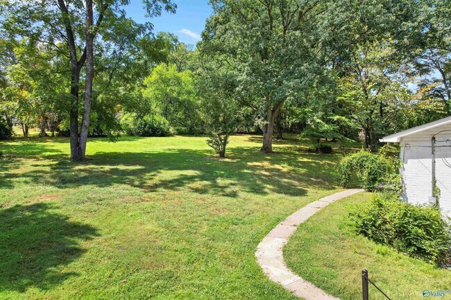 Building Photo - 7916 Valley View Dr SE