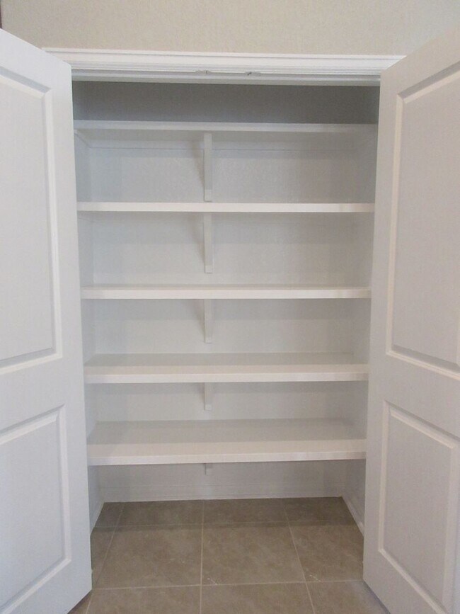 Building Photo - 4-Bedroom Home in Oak Creek - Highly Sough...