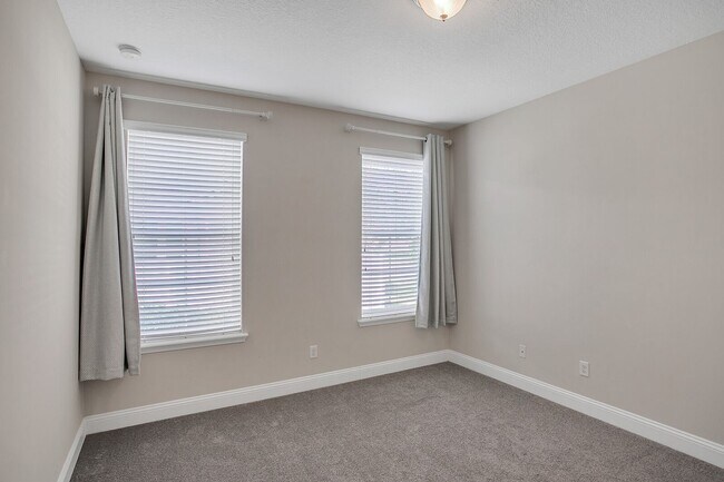 Building Photo - Beautiful 4 bedroom/ 2 bathroom home in Ri...