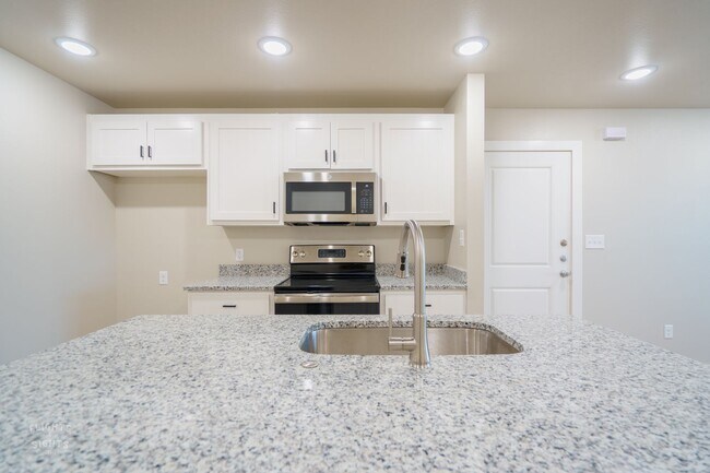 Building Photo - 3-Bedroom Townhome with Garage & Private Y...