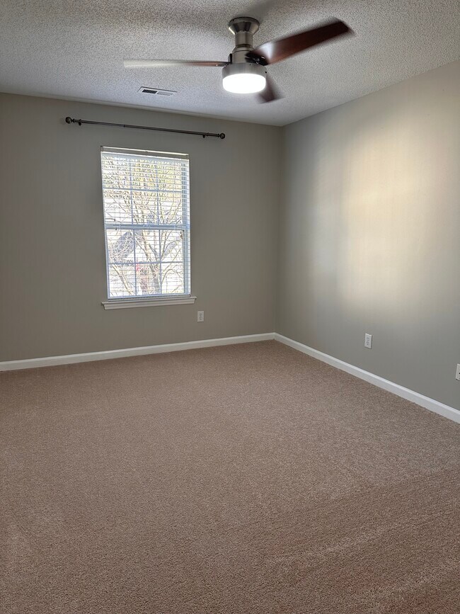 Building Photo - 213 Trailview Dr