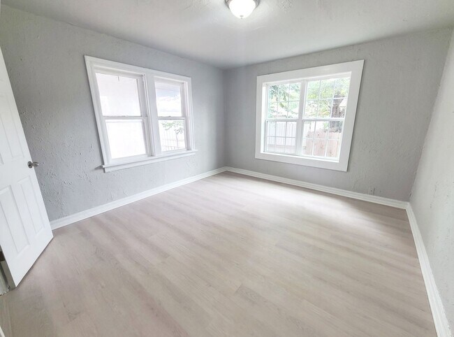Building Photo - 2 Bed/1 Bath in historic duplex close to T...