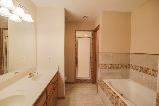 Building Photo - 6000 SE 86th St