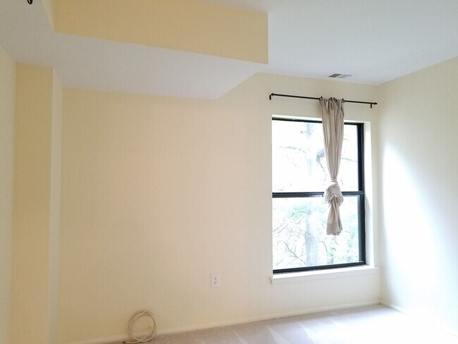 Building Photo - Extremely Well Maintained Second Level Condo ready for you to call home!