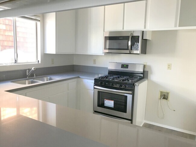 Building Photo - 1158 Cypress Ave