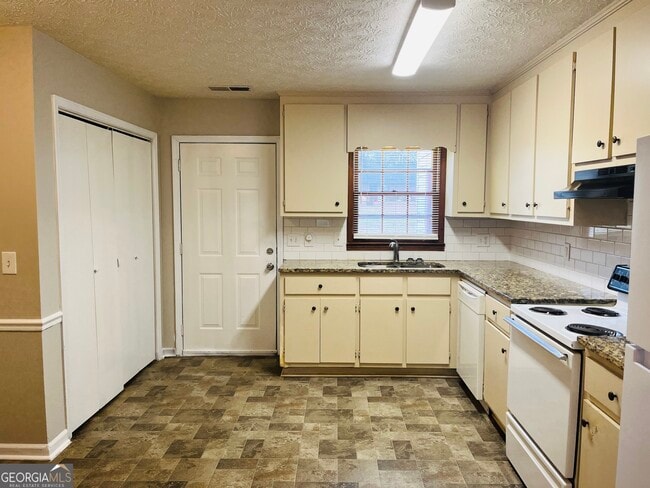 Building Photo - 12 Fredda Ln