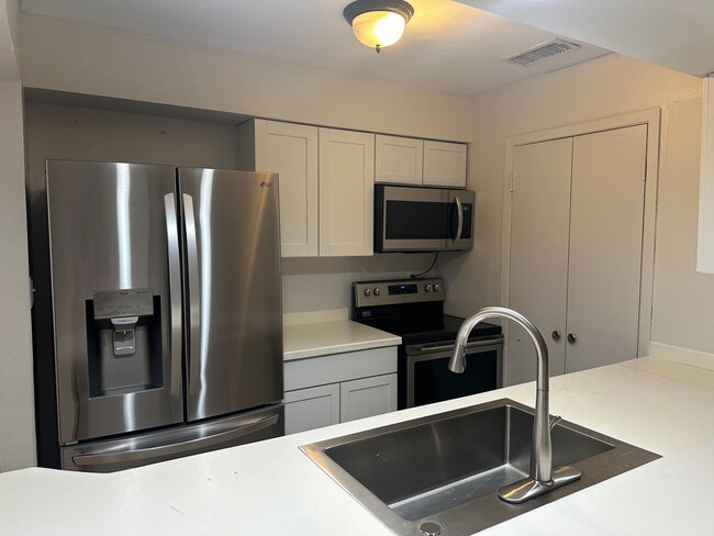 Building Photo - ONE BEDROOM, one bath! Condo by ACU!