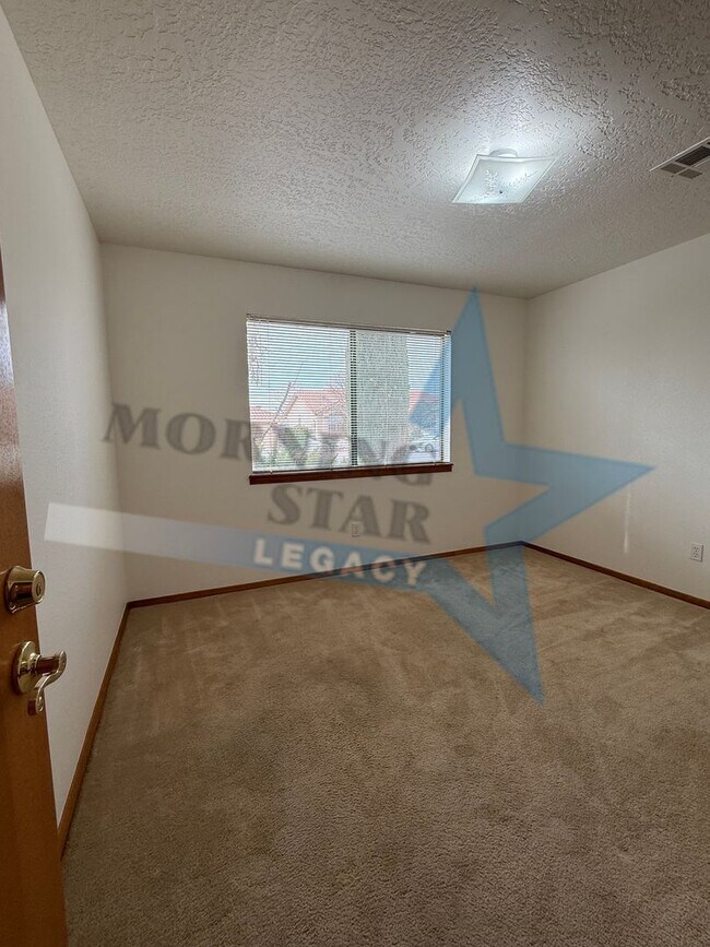 Building Photo - Move-in Special! Charming Home with Mountain Views!