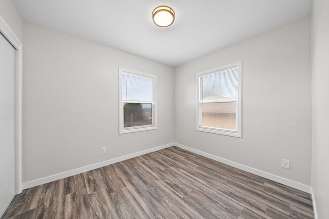 Building Photo - 1918 Skyline Dr