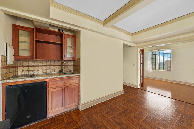 Building Photo - 320 E 42nd St