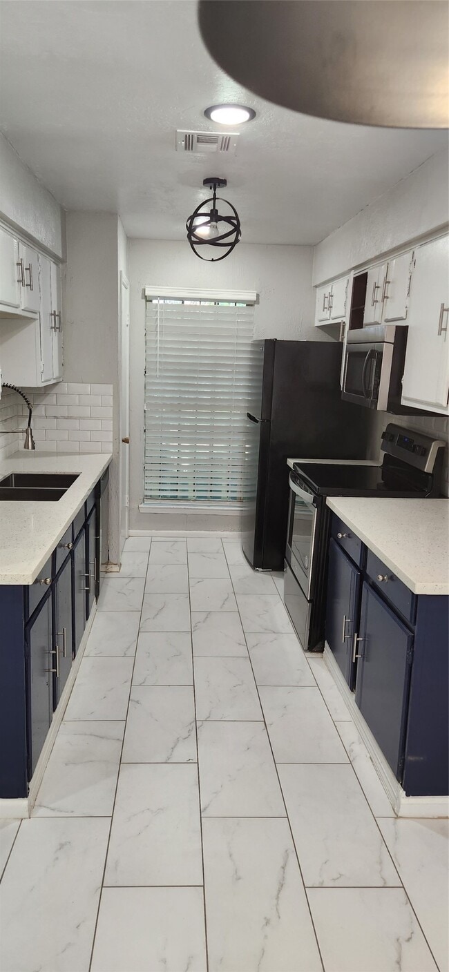 Building Photo - 12447 W Village Dr