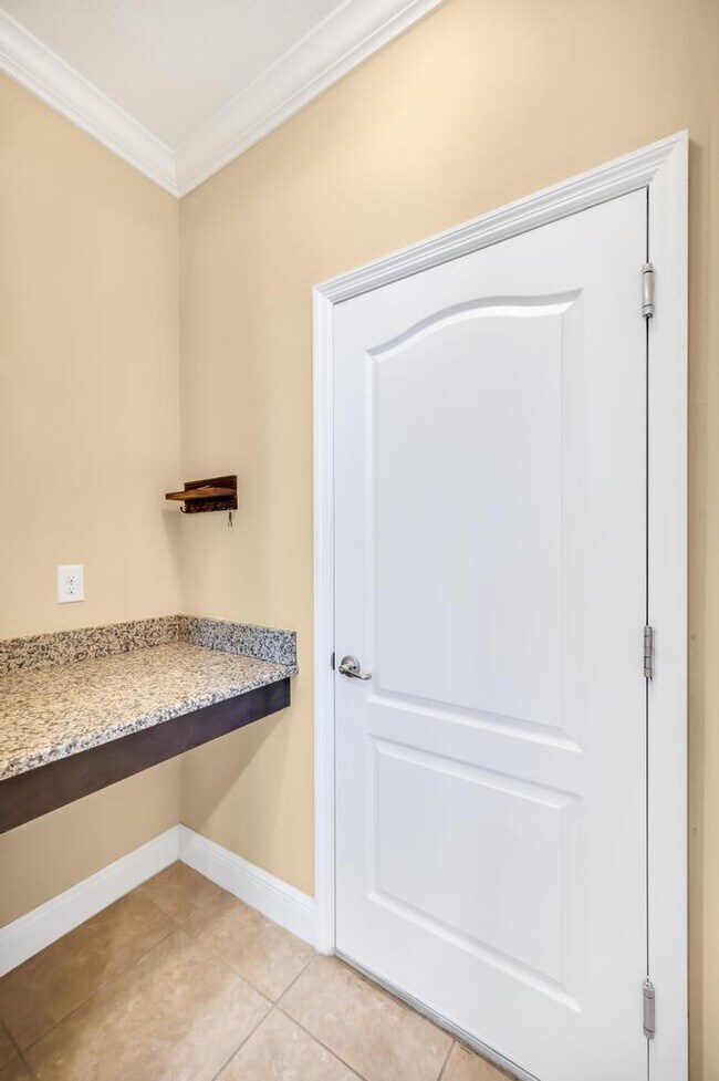 Building Photo - 5335 NW Wisk Fern Cir