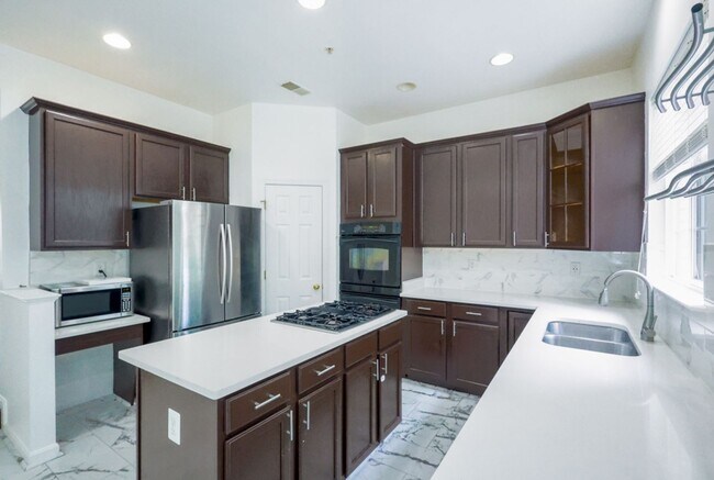 Building Photo - Lovely 3 BR/2 Full BA 2Half BA Townhome in...