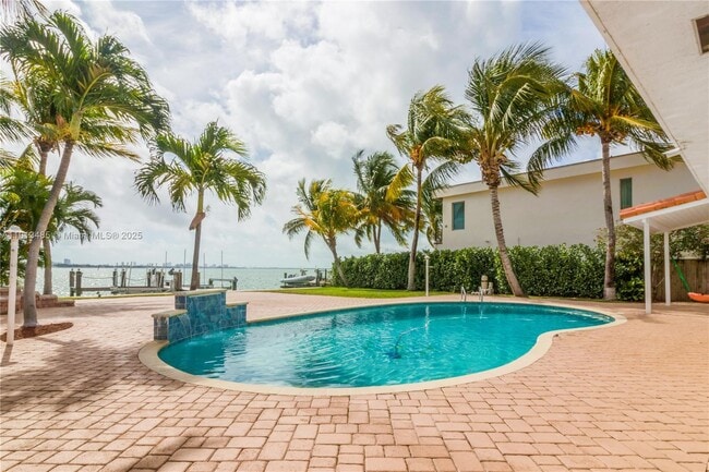 Building Photo - 1700 Bay Dr