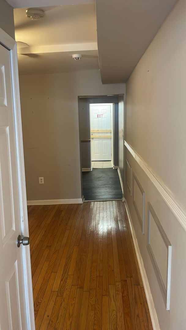 Building Photo - Recently Renovated 2 Bed 1 Bath Ready To M...