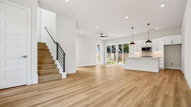 Building Photo - 102 W Fawnridge Dr