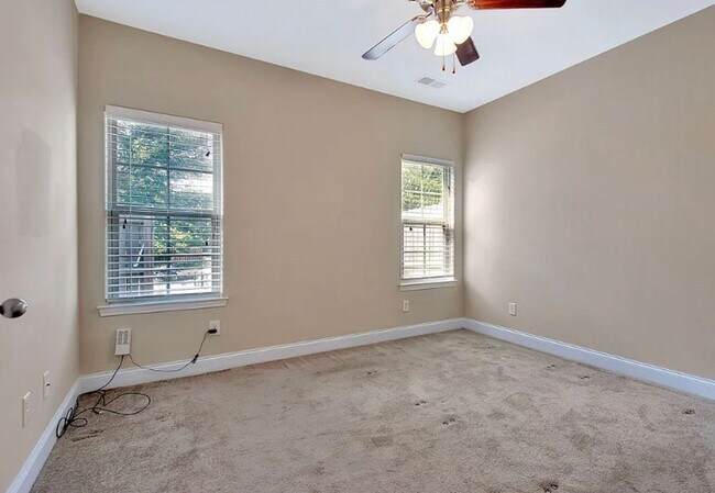 Building Photo - Three Master Suites - Super Location- Bell...