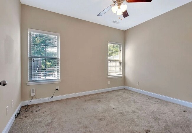 Building Photo - Three Master Suites - Super Location- Bellevue Area