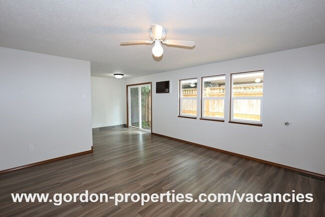 Building Photo - Webster Rd - Gladstone 2 bedroom duplex