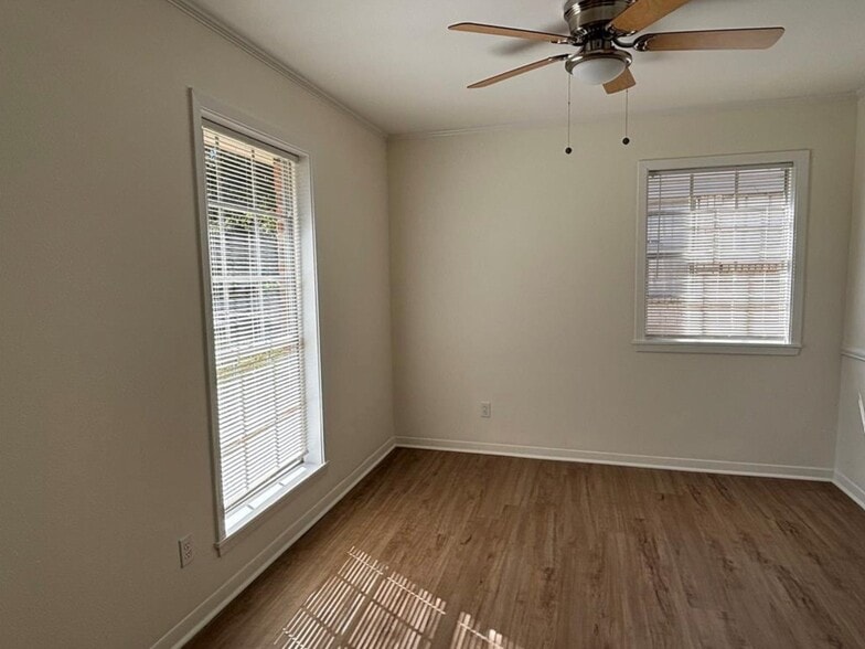 Building Photo - 1009 Lawndale Ave