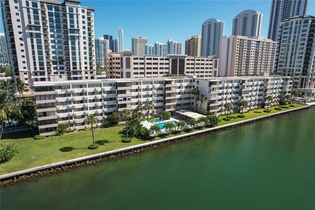 Building Photo - 220 Kings Point Dr