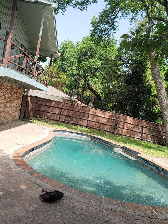 Building Photo - Discover the perfect mix of elegance and c...