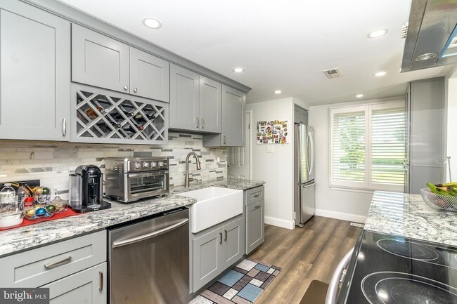 Building Photo - 251 Fir Tree Ct