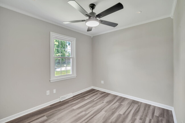 Building Photo - 120 Abbotsford Dr