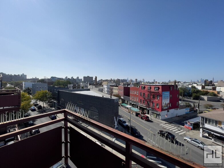 Building Photo - NOLL STREET / Spacious 2- Bed 1-Bath / Bal...
