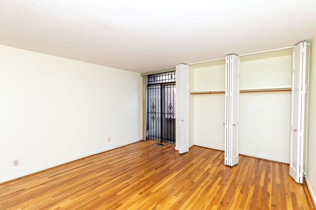 Building Photo - Large SW DC Townhome with Parking
